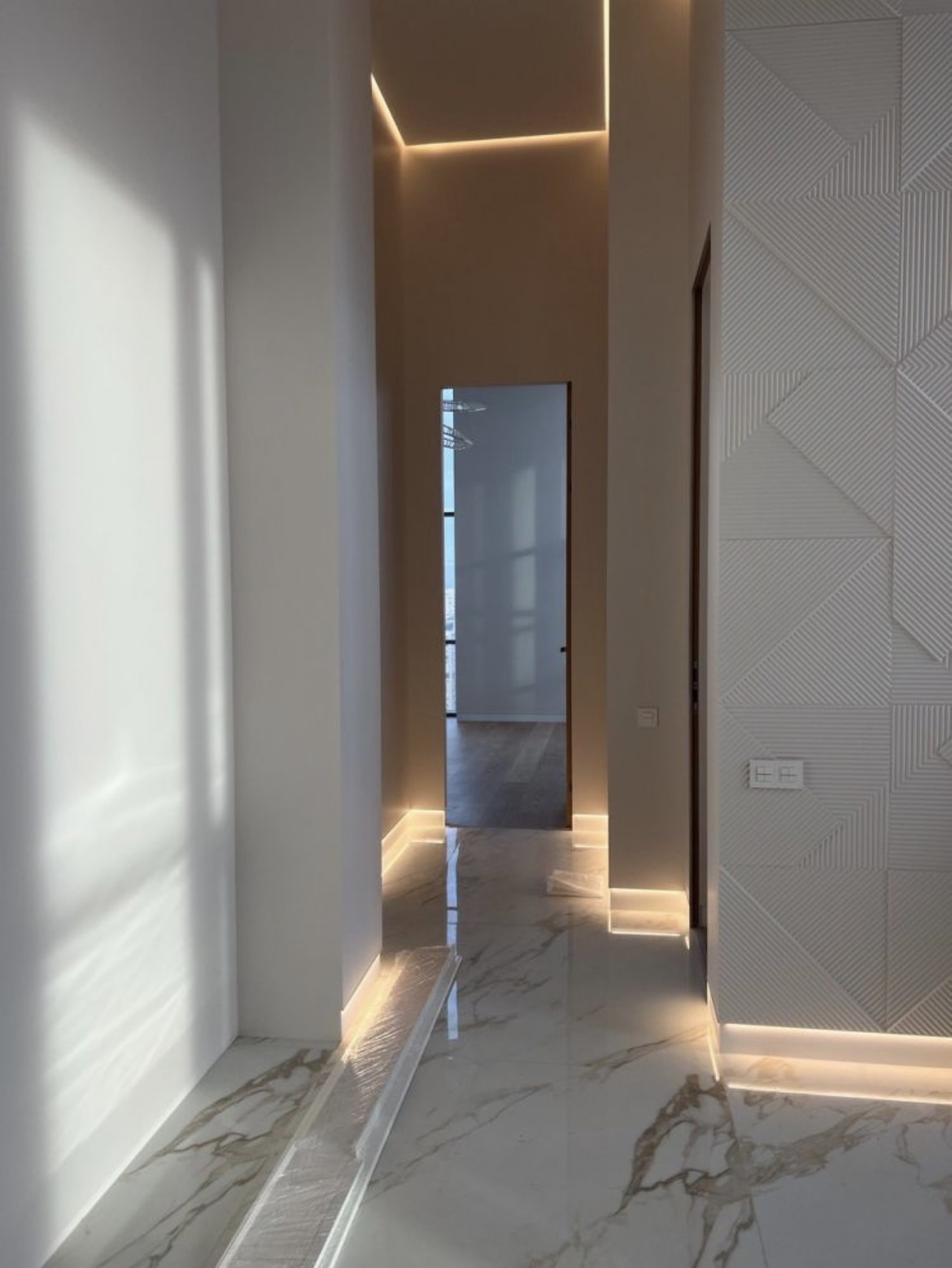 Casă nouă cu finisaje minimaliste