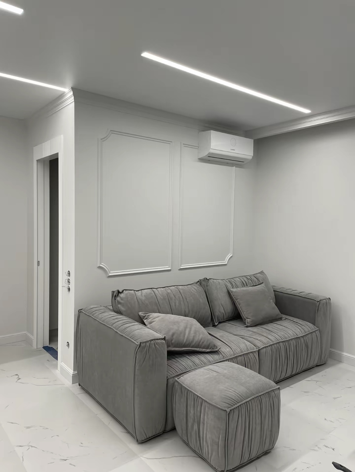 Casă nouă cu finisaje minimaliste