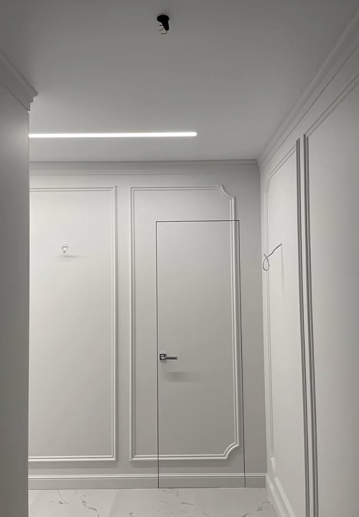 Casă nouă cu finisaje minimaliste