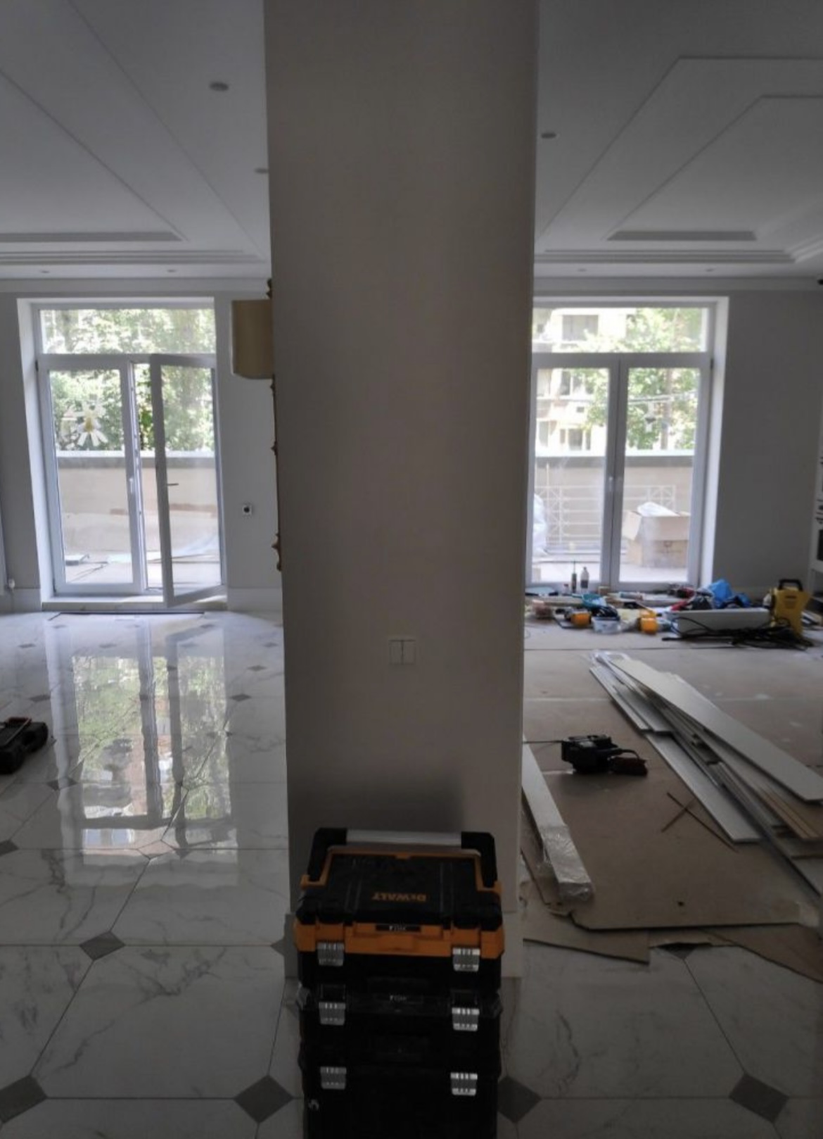 Casă nouă cu finisaje minimaliste