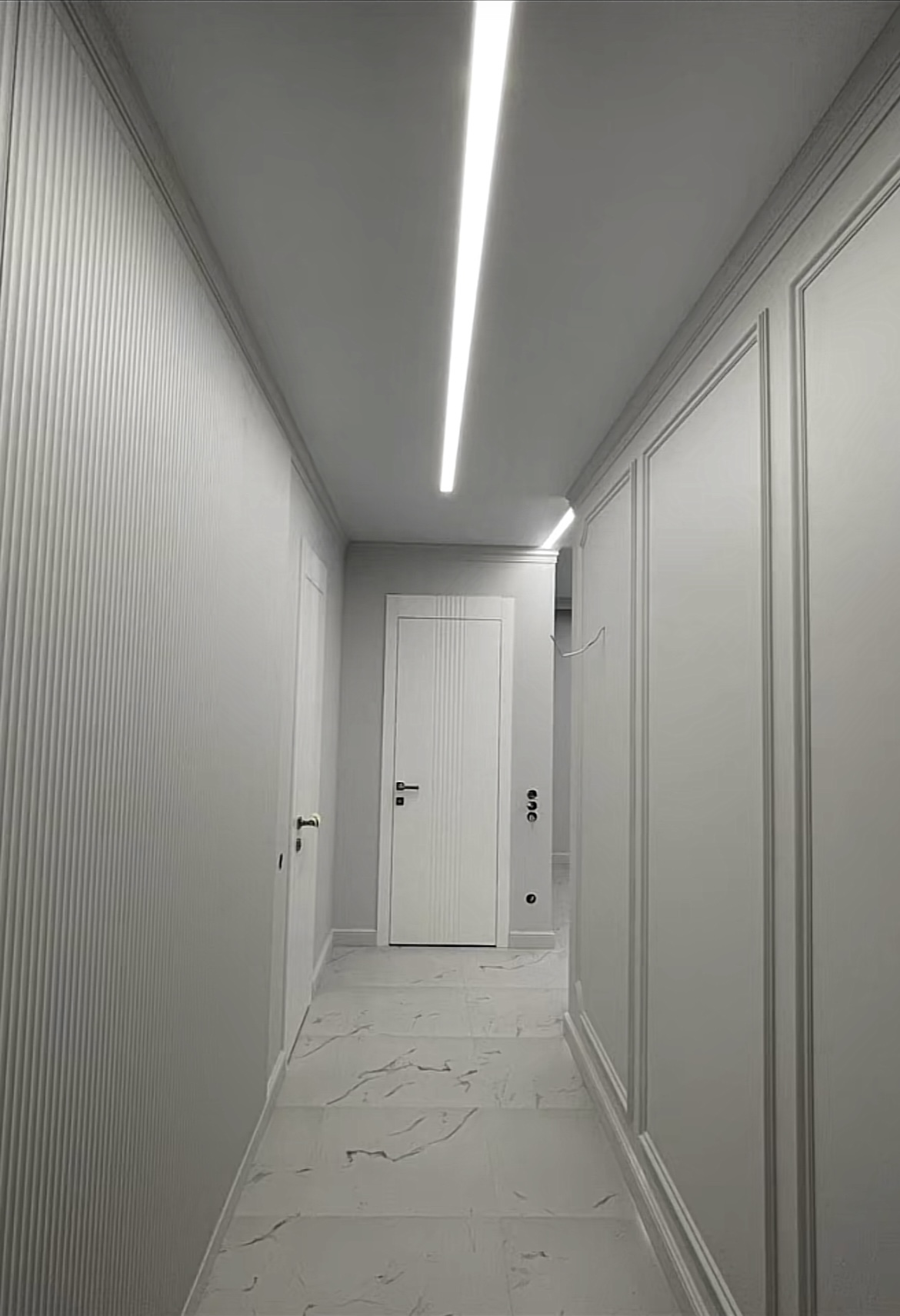 Casă nouă cu finisaje minimaliste