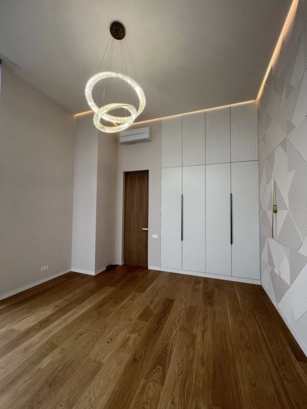 Casă nouă cu finisaje minimaliste