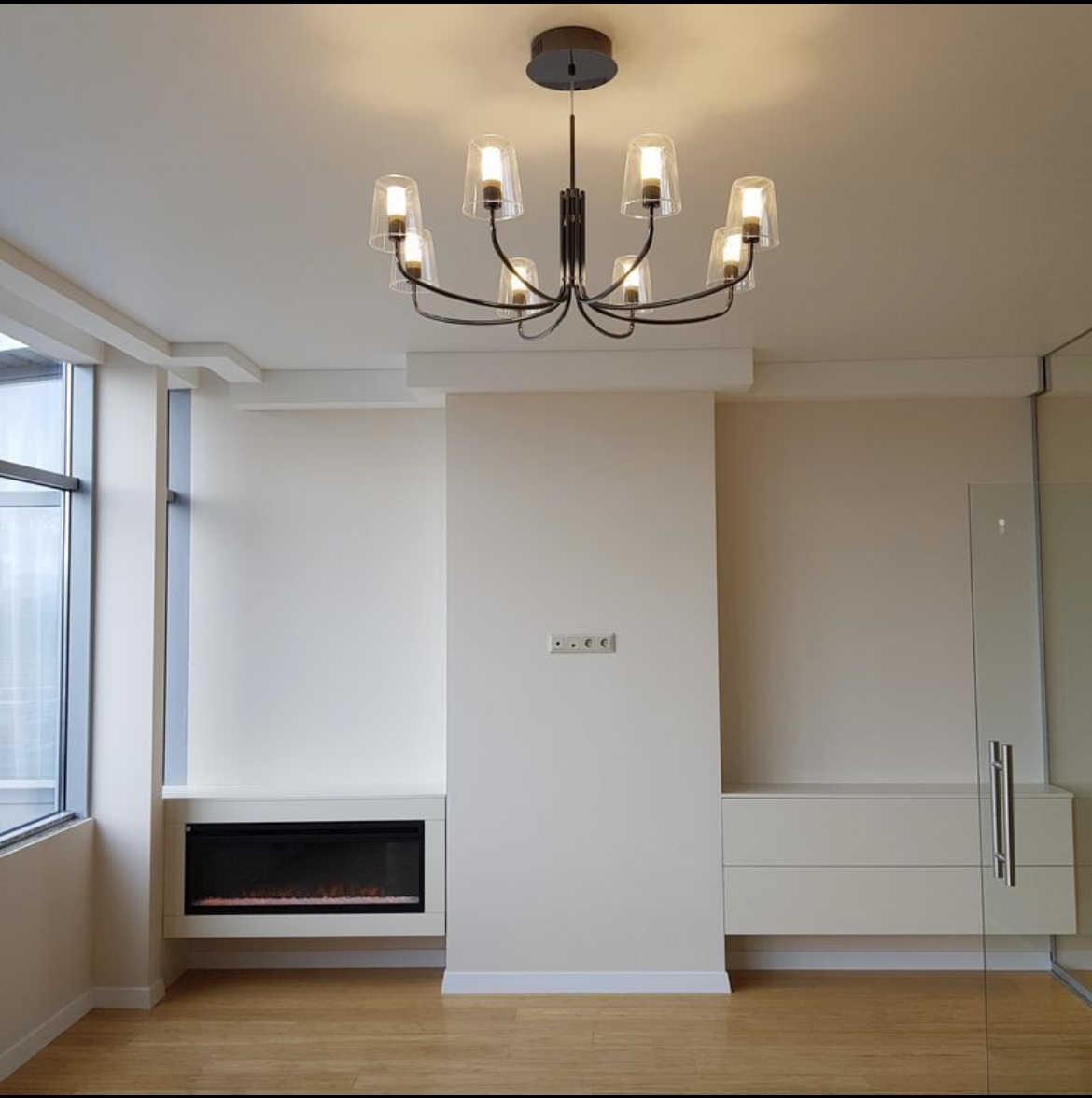 Casă nouă cu finisaje minimaliste